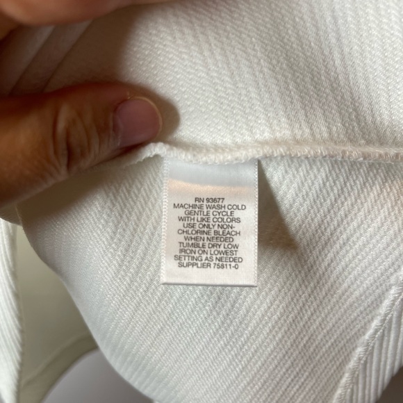 Liz Claiborne White womens sleeveless top. Great texture and shaping - Picture 3 of 8